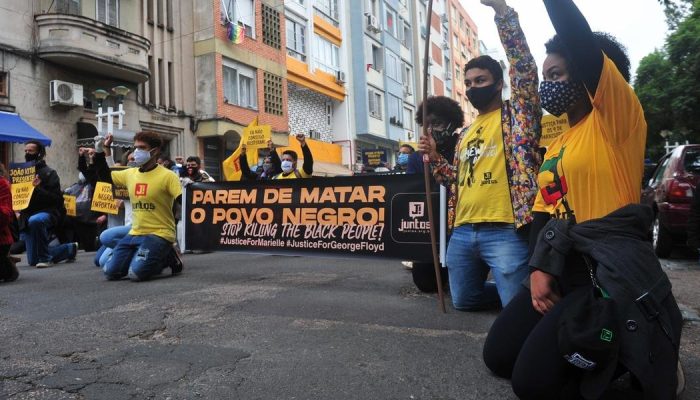 Manifestação pelas vidas negras ocorreu no Centro de Porto Alegre | Foto: Alina Souza