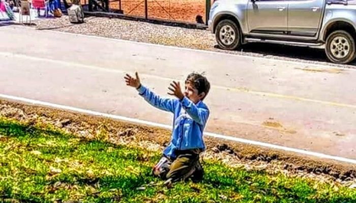 Criança desde cedo cultiva o tradicionalismo e participa de rodeios 
Foto: Divulgação/Facebook