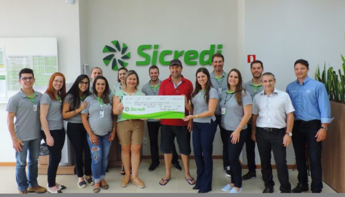 Momento da entrega simbólica do prêmio à associada