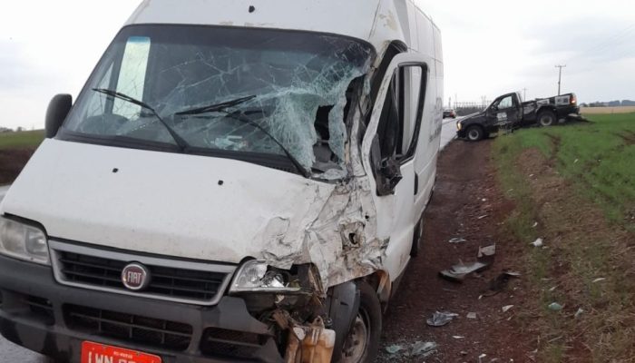 TAPERA-–-Acidente-agora-ha-pouco-na-ERS-332-envolveu-caminhonete-e-van-2