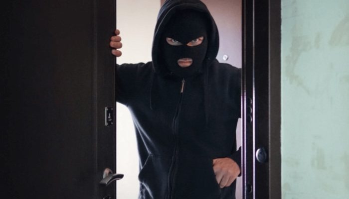 Trio-rende-familia-durante-assalto-a-residencia-em-Braganca-Paulista-696x416-1