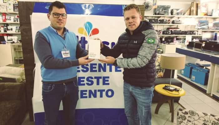 O gerente Maurício Missio efetuou a entrega do aparelho ao Vice-presidente do Consepro,, Jonatan Palla.