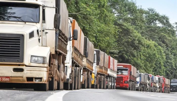 AMIGOS DO VOLANTE - Caminhoneiros: voucher de 1.000 reais para ajudar com o diesel - Rodolfo Buhrer/Agência O Globo