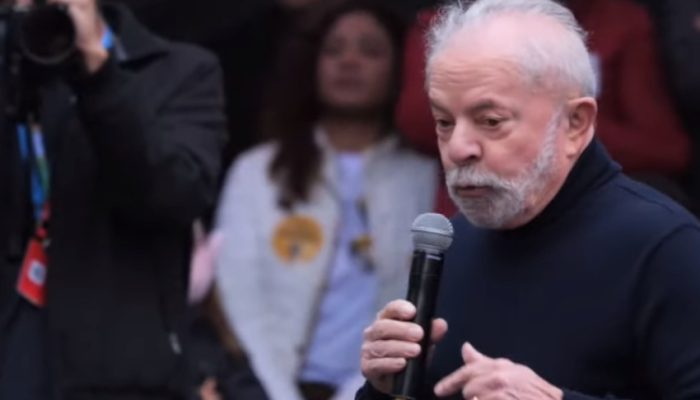 Lula discursando no Anhangabaú -  reprodução/Reprodução 

Leia mais em: https://veja.abril.com.br/politica/pt-vai-a-justica-eleitoral-para-tentar-conter-onda-evangelica-contra-lula/