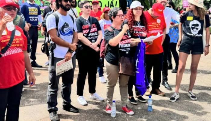 Em greve há uma semana, professores da UnB realizam manifestação por reajuste salarial neste ano. A paralisação atinge mais de 60 universidades federais - (crédito: Reprodução/Instagram @adunboficial)