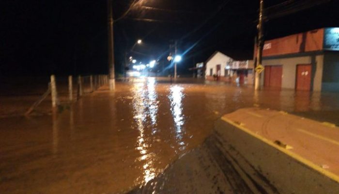 Alagamento chegou ao centro da cidade, na Avenida Orestes Lucas e outras ruas - Foto: Reprodução
