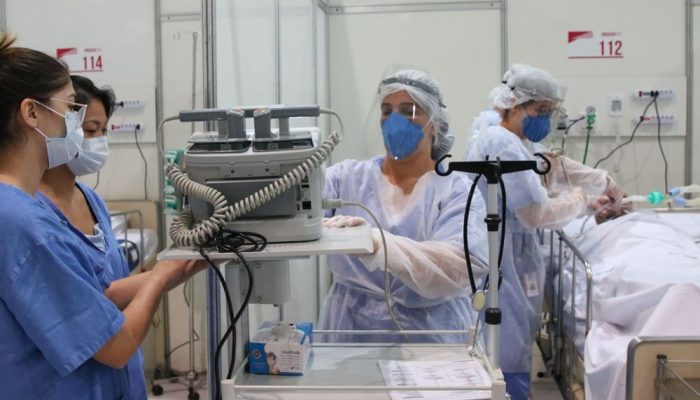 Médicos fazem treinamento no hospital de campanha para tratamento de covid-19 do Complexo Esportivo do Ibirapuera.