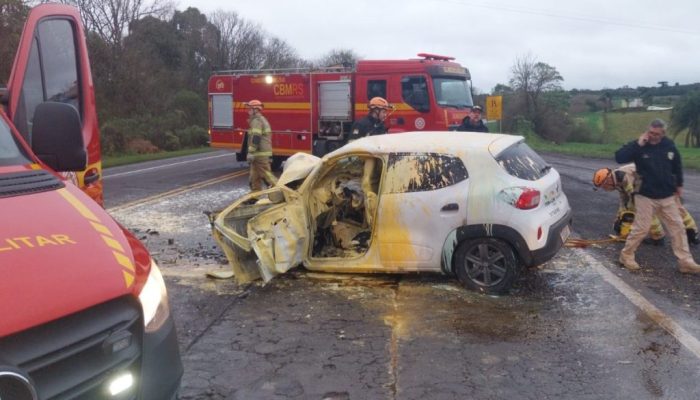 acidente-envolvendo-taxi-e-veiculo-de-empresa-de-tintas-deixa-feridos-em-sarandi-download-1024x616