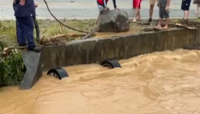 carro-submerso-palhoca-sc-ciclone
