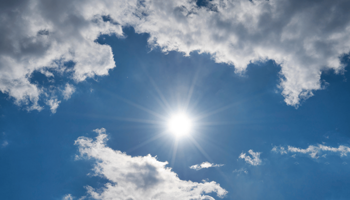 sol entre nuvens, tempo