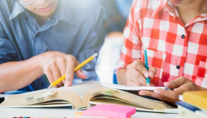 educacao__universidade__estudantes__universitarios__livros__estudos__credito_projetado_por_ijeab___freepik_com-1723689