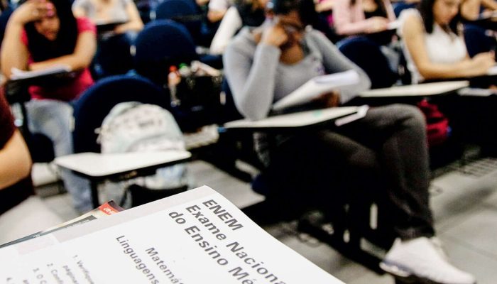 Alunos do sistema de ensino COC fazem simulado do Enem.