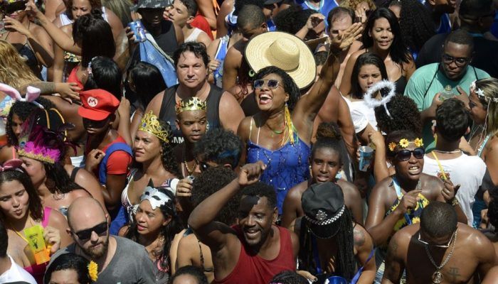 Monobloco arrasta multidão pelo centro do Rio.