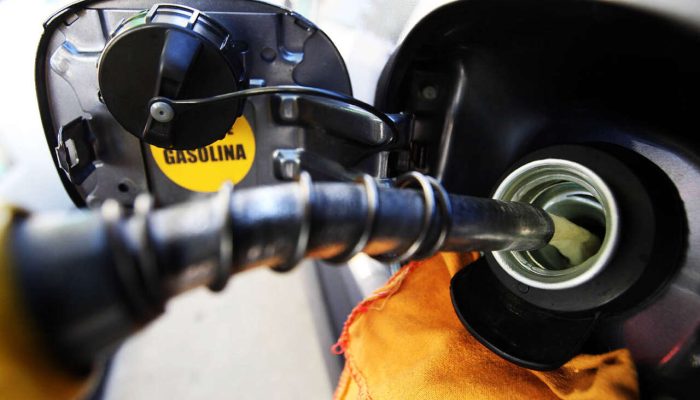 Brasil, Rio de Janeiro, RJ. 26/06/2012. Movimento de clientes nos postos de   gasolina da zona sul do Rio de Janeiro. O reajuste de preços dos combustíveis foi mal recebido pelo mercado, que penalizou as ações da Petrobrás em quase 8%. - Crédito:MARCOS DE PAULA/ESTADÃO CONTEÚDO/AE/Codigo imagem:119451