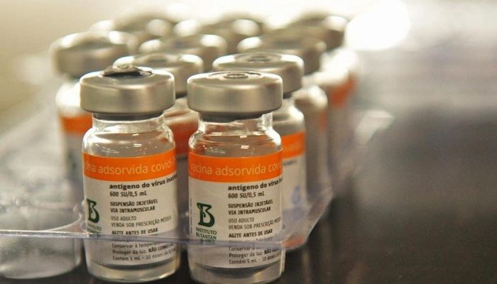 Até o momento, apenas a vacina da Pfizer foi aprovada para uso em pessoas com menos de 18 anos no Brasil | Foto: Alina Souza