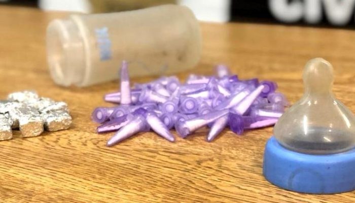 Houve a apreensão de 41 pinos de cocaína e 12 porções de maconha dentro do recipiente | Foto: PC / Divulgação