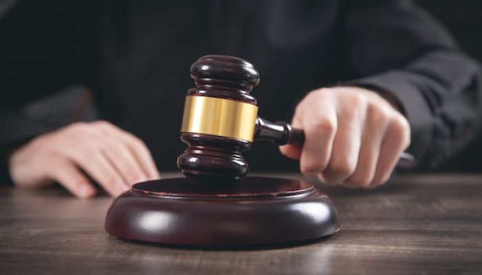 juiz-em-um-tribunal-batendo-o-martelo_220873-5085