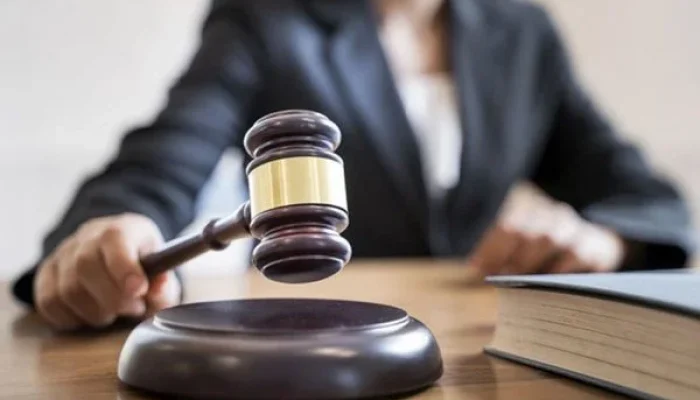 mao-de-juiz-mulher-segurando-o-martelo-para-bater-no-bloco-de-som_44344-774-600x400-1