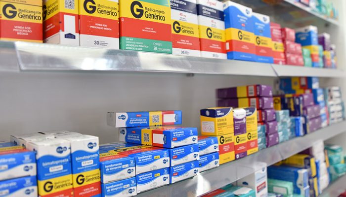 Fotos produzidas pelo Senado Remédios vencidos não devem ser descartados diretamente no lixo comum.
Poucos sabem qual é o destino de um medicamento inutilizado. Na hora de jogar fora, o destino de muitos deles é a lixeira ou o vaso sanitário. Uma prática feita por grande parte da população, porém, errada. O descarte inadequado de remédios pode trazer danos ao meio ambiente, segundo especialistas.
A população do DF já pode tomar uma atitude correta quando tiver medicamentos vencidos acumulados dentro de casa. Isso porque foi sancionada a Lei 5092/2013 que obriga as farmácias e drogarias do Distrito Federal a receberem do consumidor os medicamentos com data de validade vencida.
Foto: Pillar Pedreira/Agência Senado