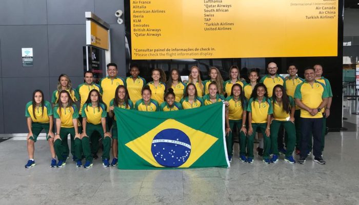 Naiane (Ao centro da bandeira) embarcou para a Sérvia com a delegação da equipe. Foto: CBDE