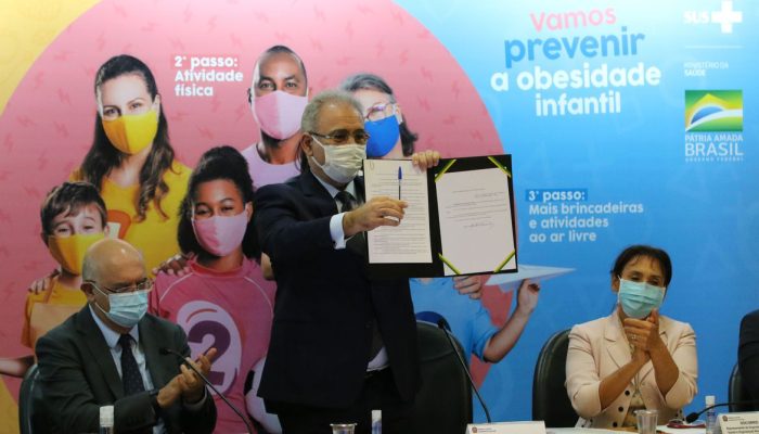 Os ministros da Educação, Milton Ribeiro e da Saúde, Marcelo Queiroga, e a representante da OPAS/OMS, Socorro Gross,durante o lançamento da Campanha Nacional para Prevenção da Obesidade Infantil
