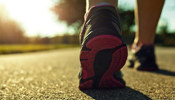 pes-de-uma-pessoa-caminhando