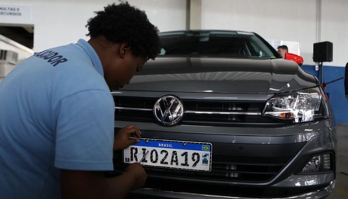 Primeiras placas do padrão Mercosul foram instaladas no Rio de Janeiro — Foto: Ministério das Cidades