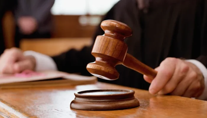 por-que-os-juc3adzes-usam-martelo-no-tribunal-768x402