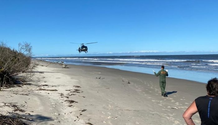 Uma das vítima de afogamento após um barco virar no litoral do Paraná foi socorrida de helicóptero — Foto: BPMOA/Divulgação