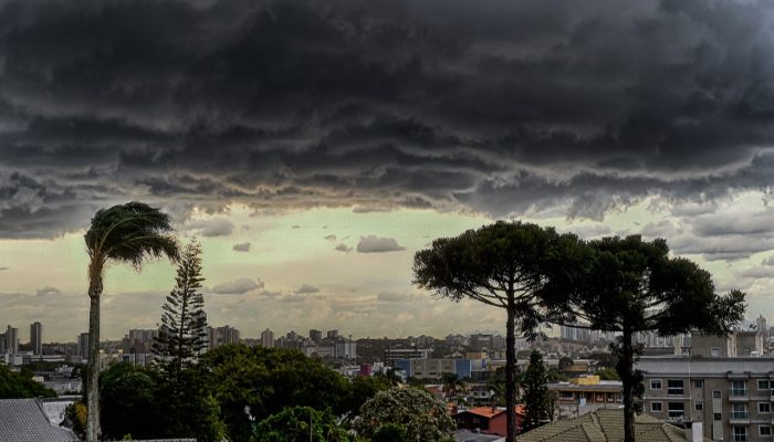 tempestade-temporal-chuva-Denis-Ferreira-Netto-Arquivo-Tribuna-do-Parana