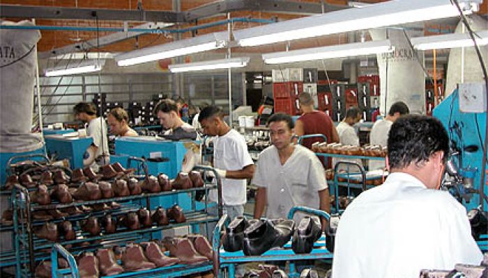 Linha de produção da Democrata Calçados.