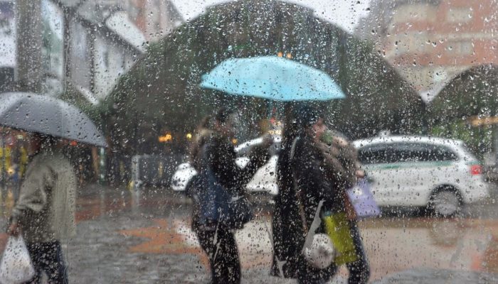 turistas-enfrentam-chuva-e-frio-na-cidade-de-gramado-rs-nesta-quarta-feira-14-para-prestigiar-o-festival-de-cinema-de-gramado-1376498516220_1920x1080