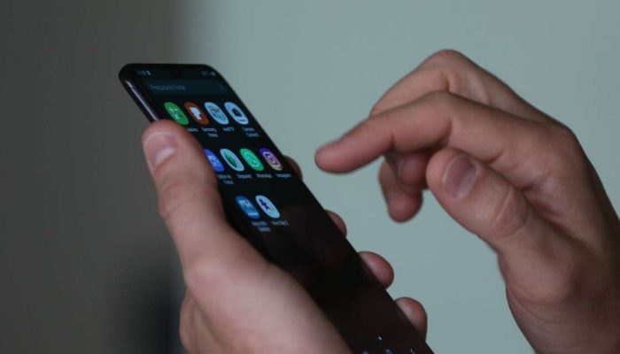 Smartphone, celular,  em uso.