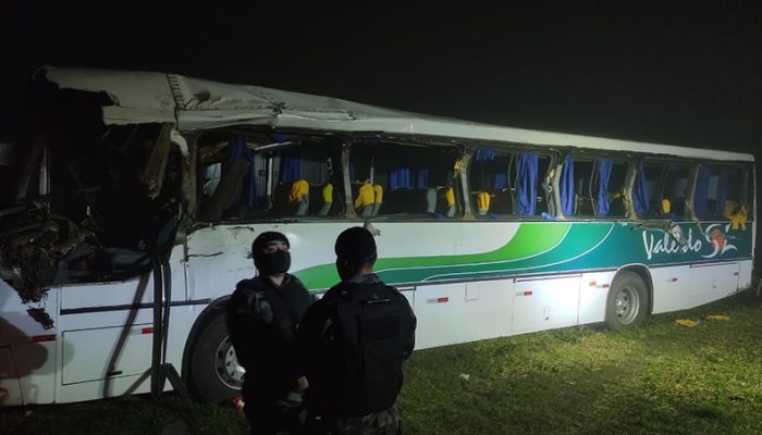 z-acidente-onibus-caminhao-471-rio-pardo-2